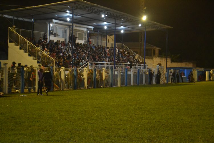 É campeão:  Em noite de gala  Bragantino nos aspirantes  e  Vila Nova  nos titulares  erguem a Taça Cidade Mantena  2022 
