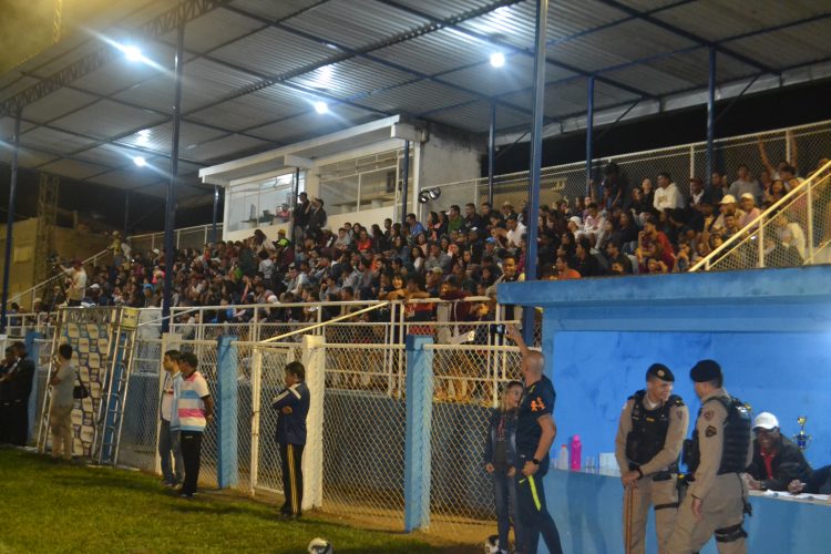 É campeão:  Em noite de gala  Bragantino nos aspirantes  e  Vila Nova  nos titulares  erguem a Taça Cidade Mantena  2022 