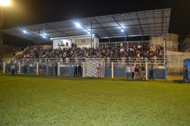 É campeão:  Em noite de gala  Bragantino nos aspirantes  e  Vila Nova  nos titulares  erguem a Taça Cidade Mantena  2022 