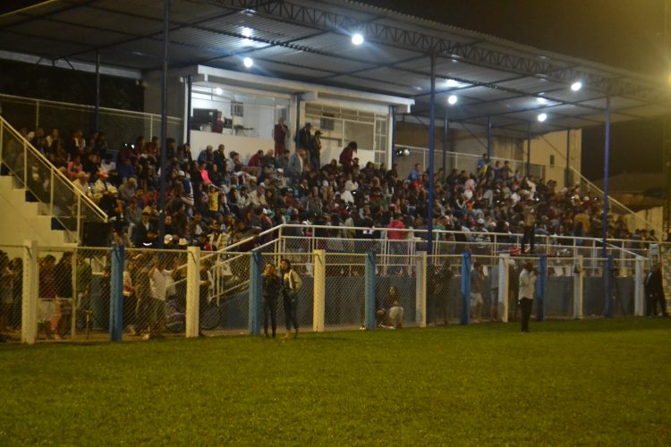 É campeão:  Em noite de gala  Bragantino nos aspirantes  e  Vila Nova  nos titulares  erguem a Taça Cidade Mantena  2022 