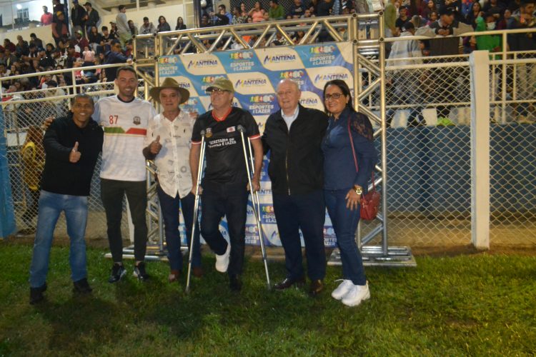 É campeão:  Em noite de gala  Bragantino nos aspirantes  e  Vila Nova  nos titulares  erguem a Taça Cidade Mantena  2022 