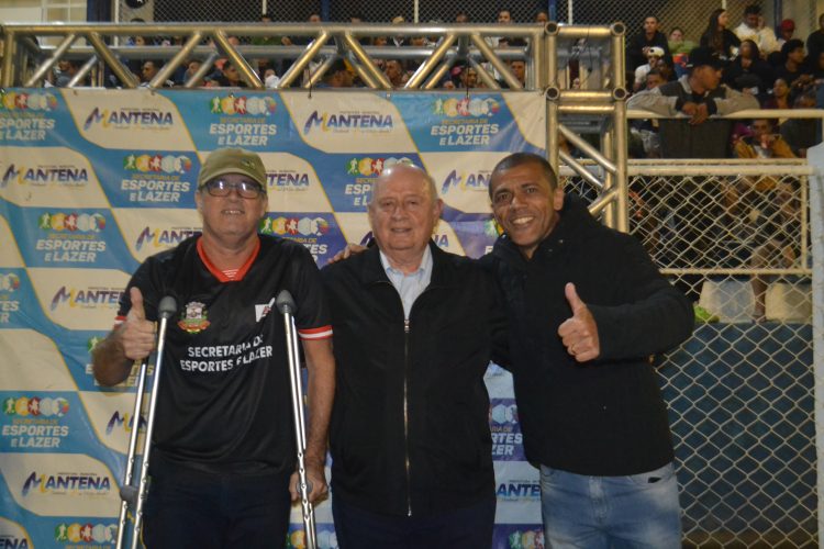 É campeão:  Em noite de gala  Bragantino nos aspirantes  e  Vila Nova  nos titulares  erguem a Taça Cidade Mantena  2022 