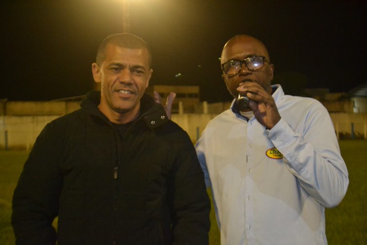 É campeão:  Em noite de gala  Bragantino nos aspirantes  e  Vila Nova  nos titulares  erguem a Taça Cidade Mantena  2022 