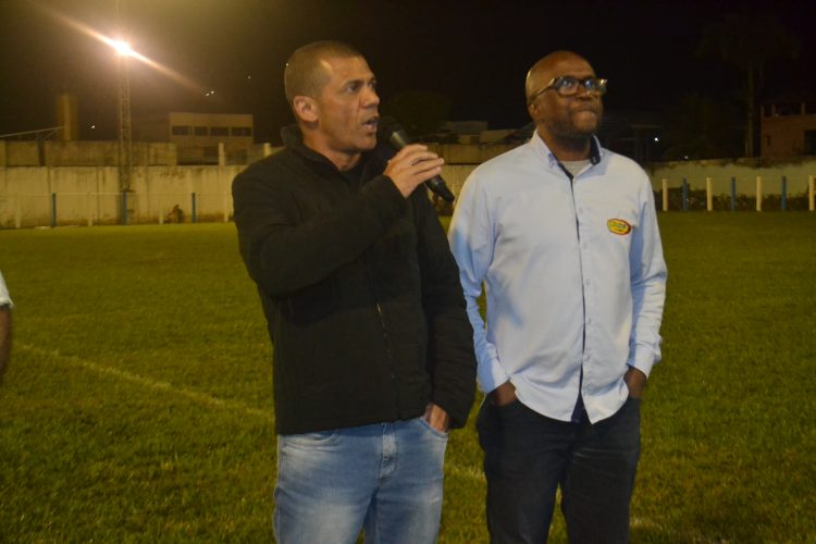 É campeão:  Em noite de gala  Bragantino nos aspirantes  e  Vila Nova  nos titulares  erguem a Taça Cidade Mantena  2022 