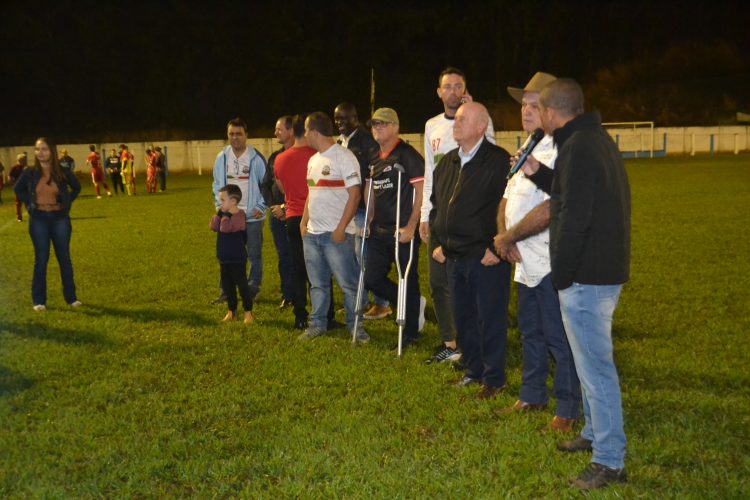 É campeão:  Em noite de gala  Bragantino nos aspirantes  e  Vila Nova  nos titulares  erguem a Taça Cidade Mantena  2022 