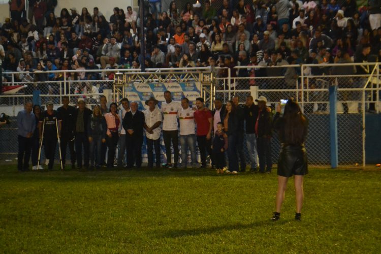 É campeão:  Em noite de gala  Bragantino nos aspirantes  e  Vila Nova  nos titulares  erguem a Taça Cidade Mantena  2022 