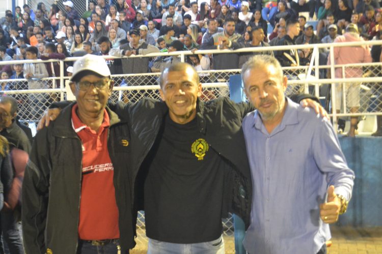 É campeão:  Em noite de gala  Bragantino nos aspirantes  e  Vila Nova  nos titulares  erguem a Taça Cidade Mantena  2022 