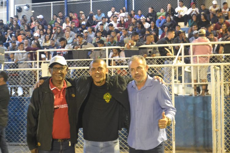 É campeão:  Em noite de gala  Bragantino nos aspirantes  e  Vila Nova  nos titulares  erguem a Taça Cidade Mantena  2022 