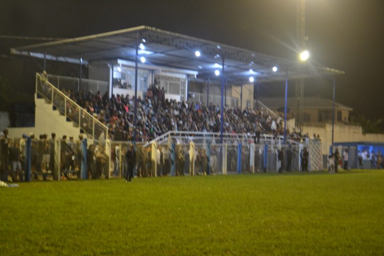É campeão:  Em noite de gala  Bragantino nos aspirantes  e  Vila Nova  nos titulares  erguem a Taça Cidade Mantena  2022 