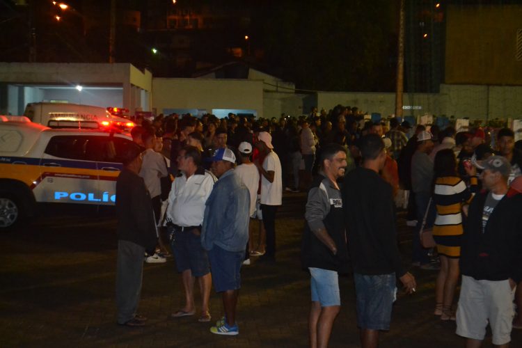 É campeão:  Em noite de gala  Bragantino nos aspirantes  e  Vila Nova  nos titulares  erguem a Taça Cidade Mantena  2022 