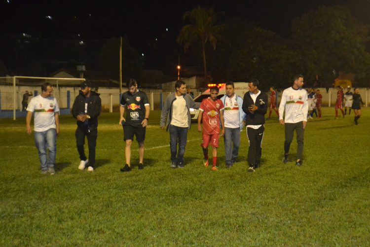 É campeão:  Em noite de gala  Bragantino nos aspirantes  e  Vila Nova  nos titulares  erguem a Taça Cidade Mantena  2022 