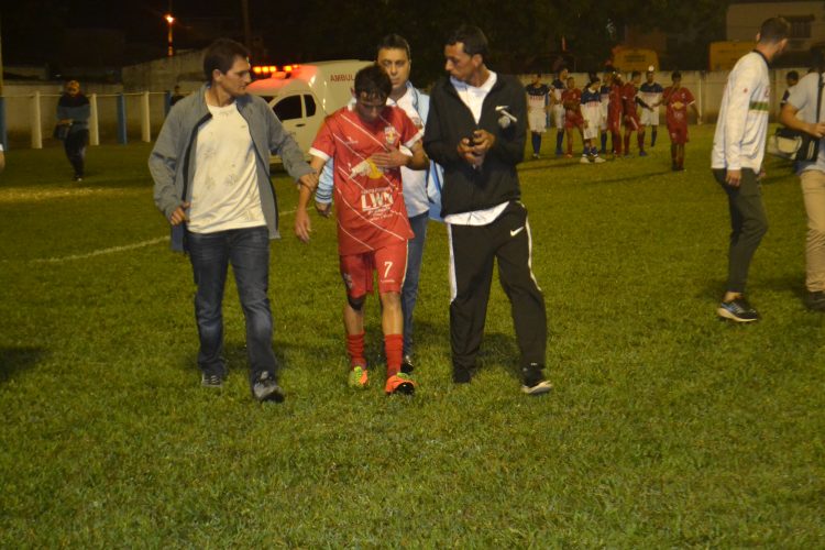 É campeão:  Em noite de gala  Bragantino nos aspirantes  e  Vila Nova  nos titulares  erguem a Taça Cidade Mantena  2022 