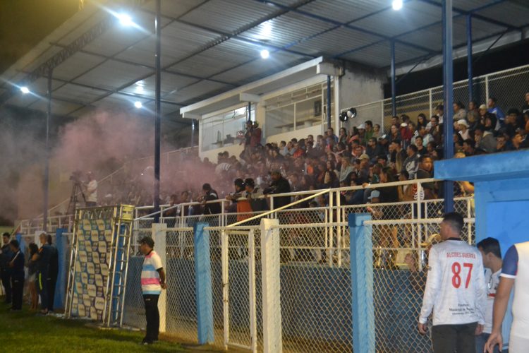 É campeão:  Em noite de gala  Bragantino nos aspirantes  e  Vila Nova  nos titulares  erguem a Taça Cidade Mantena  2022 