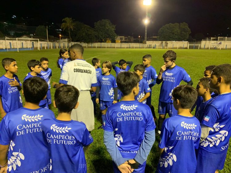 É campeão:  Em noite de gala  Bragantino nos aspirantes  e  Vila Nova  nos titulares  erguem a Taça Cidade Mantena  2022 