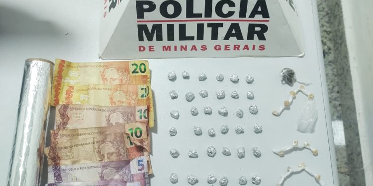 Homem é preso e menor infrator detido por tráfico de drogas no bairro Prefeito Joel Garcia dos Santos em Mantena