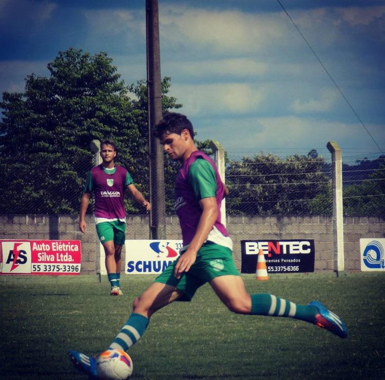 A  superação e a  volta por cima do zagueiro Ricardo  Guerra , campeão invicto da Taça Cidade  pelo Vila Nova de  Mantena 