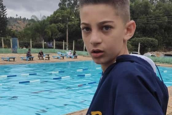 Destaque para  Riquelme Silva  “Tubarão Branco” campeão de natação  neste domingo, (15), no  Clube Vale do Sol  em Barra de São Francisco/ES