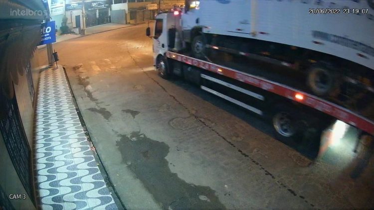 Imagem Do Dia: Semáforo amanhece  danificado  no cruzamento da Getúlio Vargas com a  Benedito Valadares em Mantena 