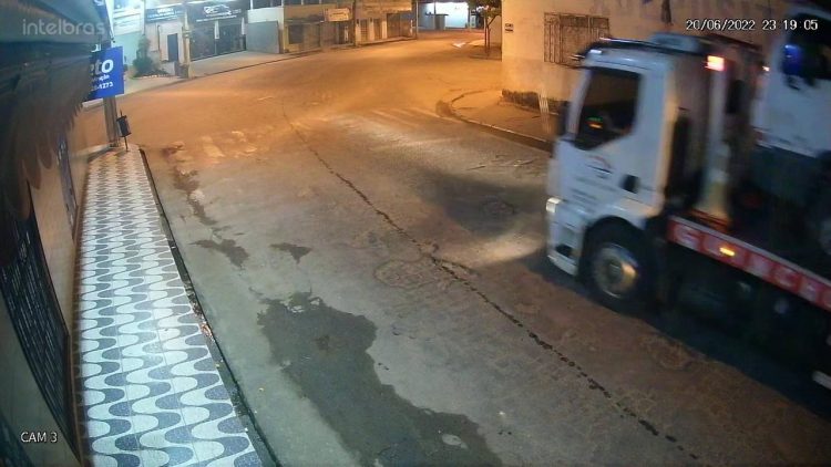 Imagem Do Dia: Semáforo amanhece  danificado  no cruzamento da Getúlio Vargas com a  Benedito Valadares em Mantena 