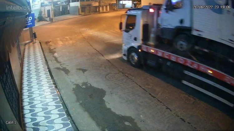 Imagem Do Dia: Semáforo amanhece  danificado  no cruzamento da Getúlio Vargas com a  Benedito Valadares em Mantena 