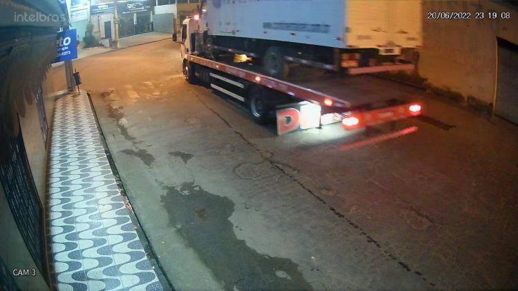 Imagem Do Dia: Semáforo amanhece  danificado  no cruzamento da Getúlio Vargas com a  Benedito Valadares em Mantena 