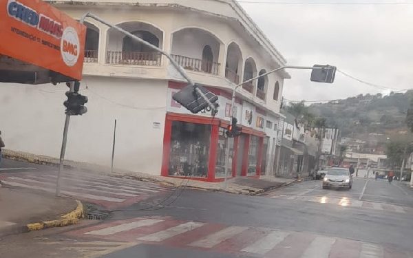 Imagem Do Dia: Semáforo amanhece  danificado  no cruzamento da Getúlio Vargas com a  Benedito Valadares em Mantena 