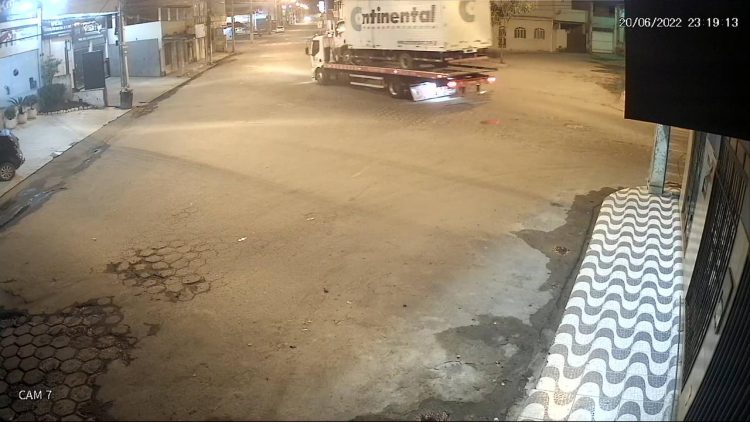 Imagem Do Dia: Semáforo amanhece  danificado  no cruzamento da Getúlio Vargas com a  Benedito Valadares em Mantena 