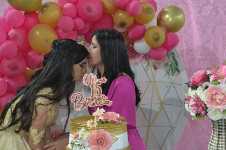 15 anos: Linda  festa de debutante de Bianca e das gêmeas Kely  e Alice  em Mantena 