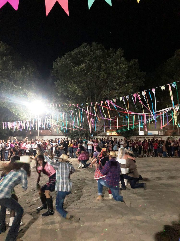 Cultura: Dança  de  quadrilha, pastéis, feijão tropeiro , caldos e cachorro quente, veja como foi o Arraiá da “Zilda Pinheiro da Silva”  em  Mantena 