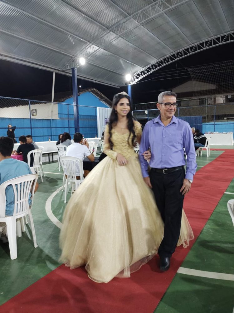 15 anos: Linda  festa de debutante de Bianca e das gêmeas Kely  e Alice  em Mantena 