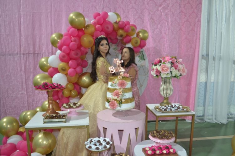 15 anos: Linda  festa de debutante de Bianca e das gêmeas Kely  e Alice  em Mantena 