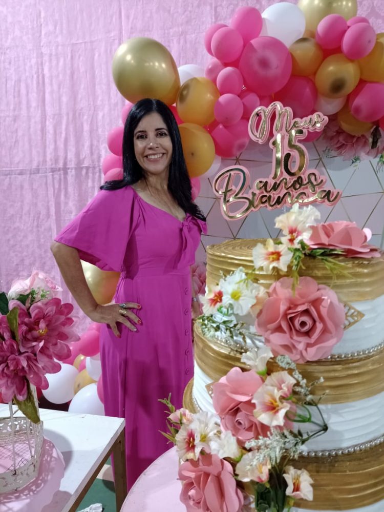 15 anos: Linda  festa de debutante de Bianca e das gêmeas Kely  e Alice  em Mantena 