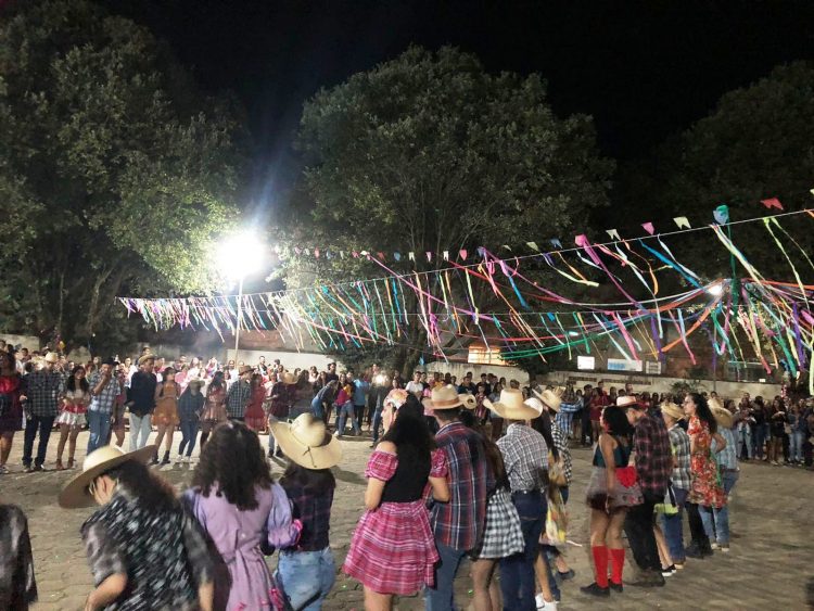 Cultura: Dança  de  quadrilha, pastéis, feijão tropeiro , caldos e cachorro quente, veja como foi o Arraiá da “Zilda Pinheiro da Silva”  em  Mantena 