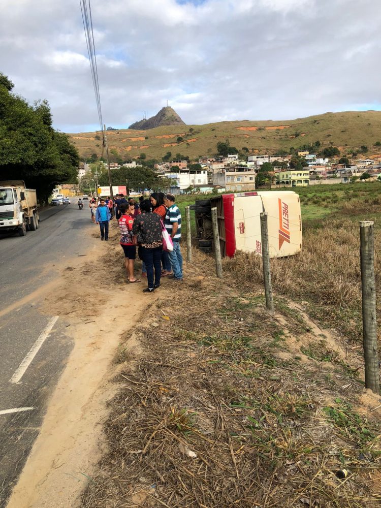 Imagem Do Dia : Ônibus desvia de veículo e perde o controle tombando   na Vila Luciene em Barra de São Francisco, ES, 
