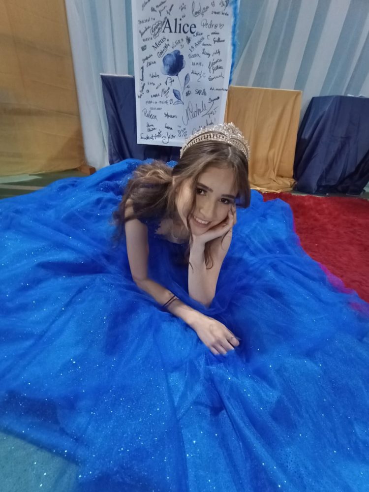 15 anos: Linda  festa de debutante de Bianca e das gêmeas Kely  e Alice  em Mantena 