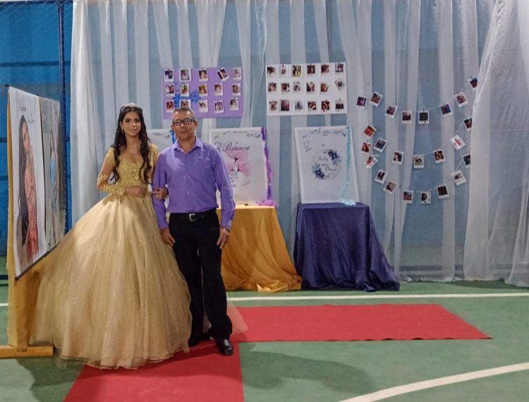 15 anos: Linda  festa de debutante de Bianca e das gêmeas Kely  e Alice  em Mantena 