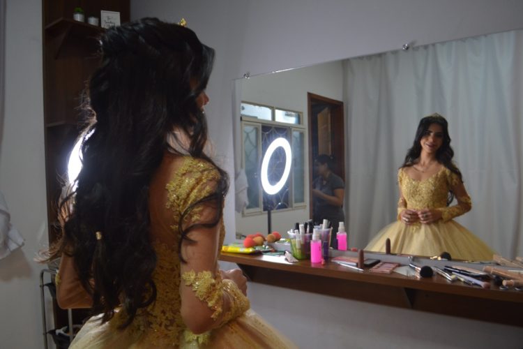 15 anos: Linda  festa de debutante de Bianca e das gêmeas Kely  e Alice  em Mantena 