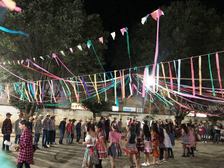 Cultura: Dança  de  quadrilha, pastéis, feijão tropeiro , caldos e cachorro quente, veja como foi o Arraiá da “Zilda Pinheiro da Silva”  em  Mantena 