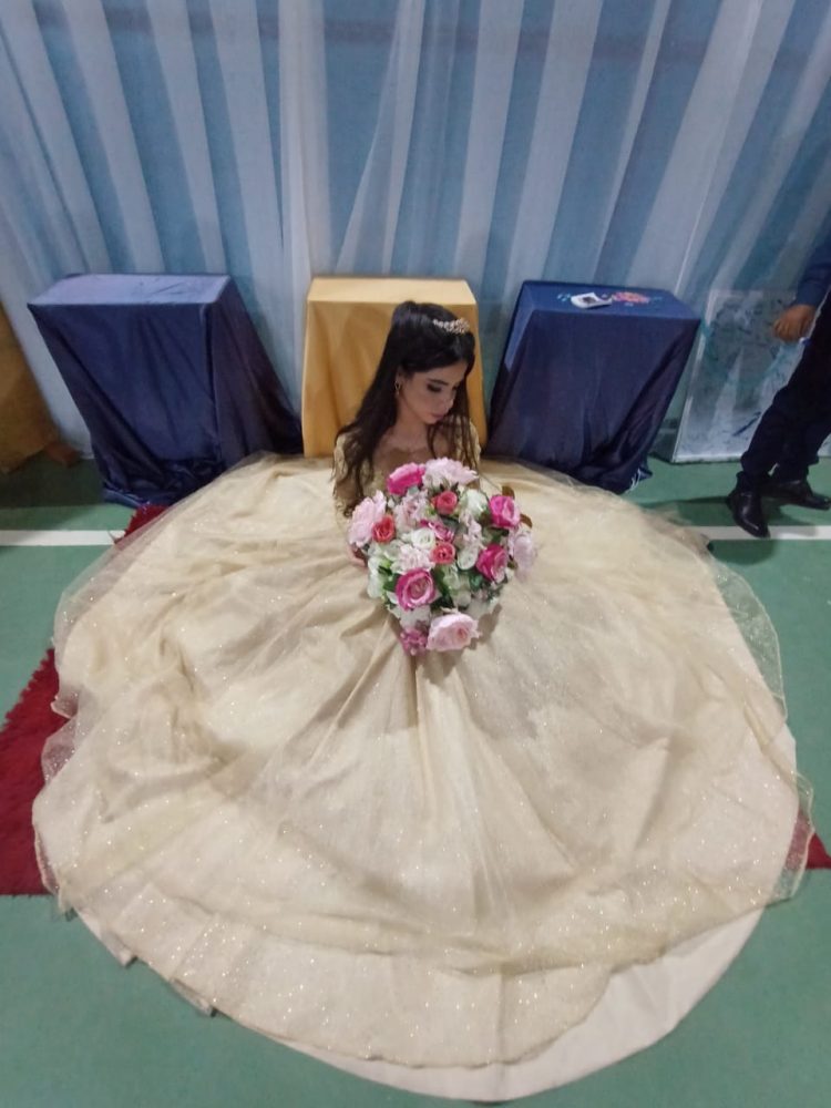 15 anos: Linda  festa de debutante de Bianca e das gêmeas Kely  e Alice  em Mantena 
