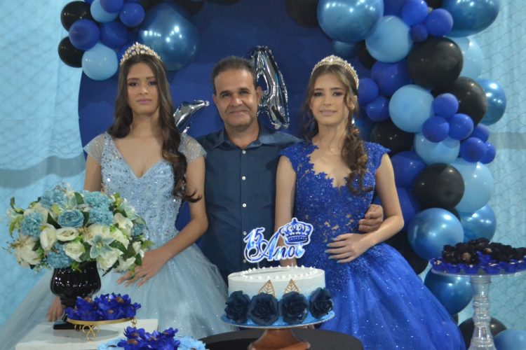 15 anos: Linda  festa de debutante de Bianca e das gêmeas Kely  e Alice  em Mantena 