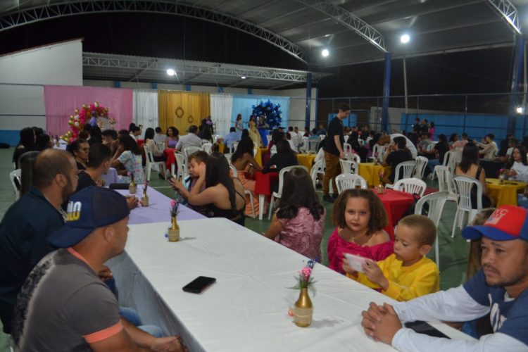 15 anos: Linda  festa de debutante de Bianca e das gêmeas Kely  e Alice  em Mantena 