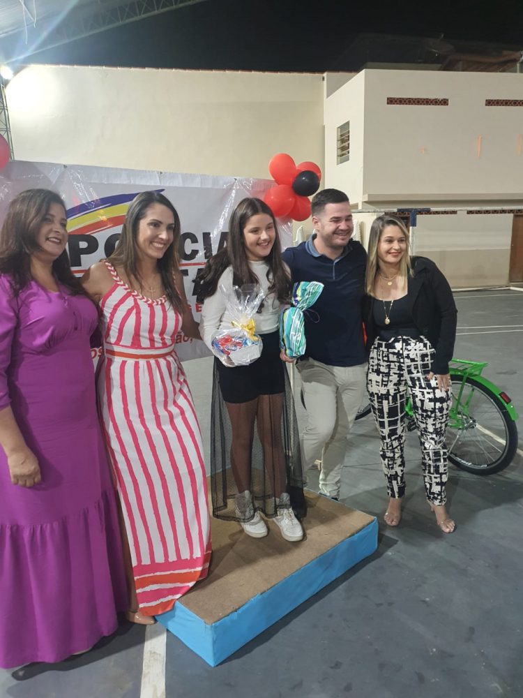 Prefeito Dr. Lucas Donadia  e aproximadamente 500 pessoas prestigiam  formatura do PROERD  em Itabirinha, 133 formandos