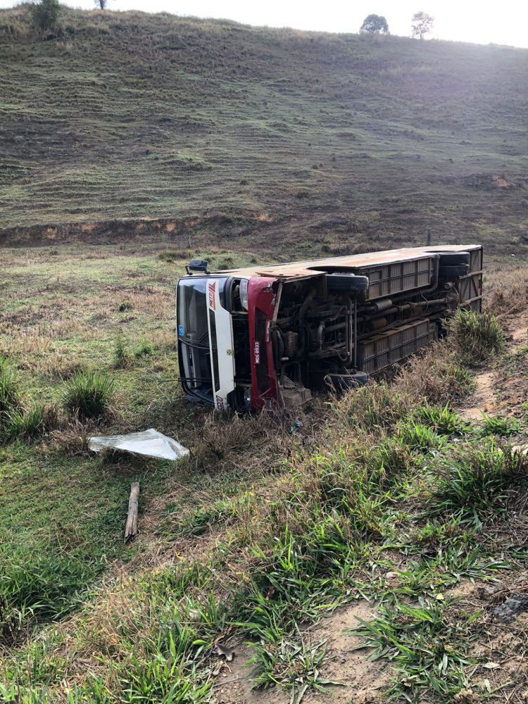 Imagem Do Dia : Ônibus desvia de veículo e perde o controle tombando   na Vila Luciene em Barra de São Francisco, ES, 