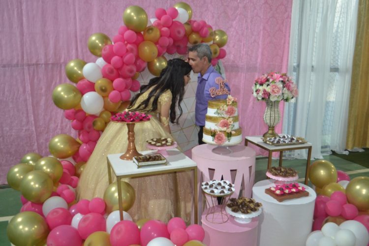 15 anos: Linda  festa de debutante de Bianca e das gêmeas Kely  e Alice  em Mantena 