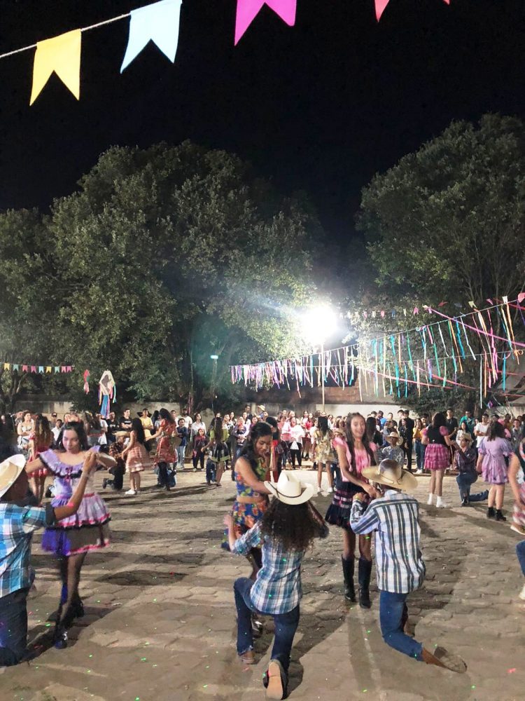 Cultura: Dança  de  quadrilha, pastéis, feijão tropeiro , caldos e cachorro quente, veja como foi o Arraiá da “Zilda Pinheiro da Silva”  em  Mantena 
