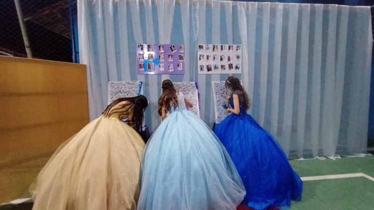 15 anos: Linda  festa de debutante de Bianca e das gêmeas Kely  e Alice  em Mantena 
