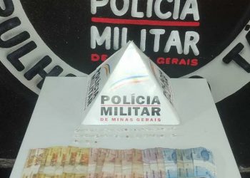 PM faz monitoramento de residência e prende casal por associação e tráfico de drogas no bairro Vila Nova em Mantena 