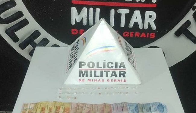 PM faz monitoramento de residência e prende casal por associação e tráfico de drogas no bairro Vila Nova em Mantena