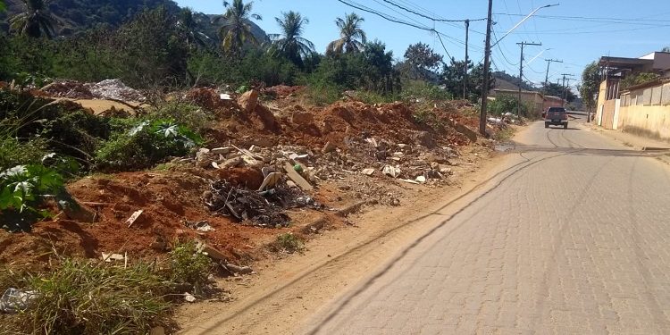 Imagem do Dia:  Acúmulo desordenado  de  lixo urbano da Rua Rafael de Carvalho em Mantena