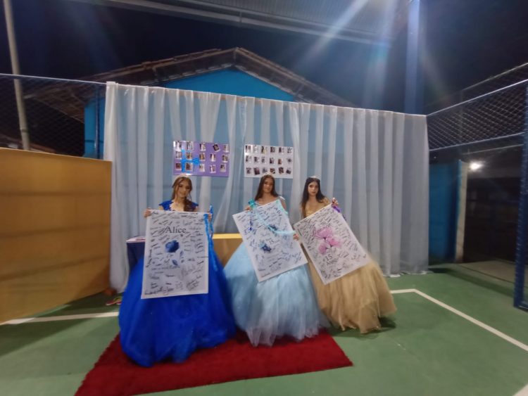 15 anos: Linda  festa de debutante de Bianca e das gêmeas Kely  e Alice  em Mantena 